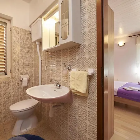 Vendégház And With Parking Space - 13102